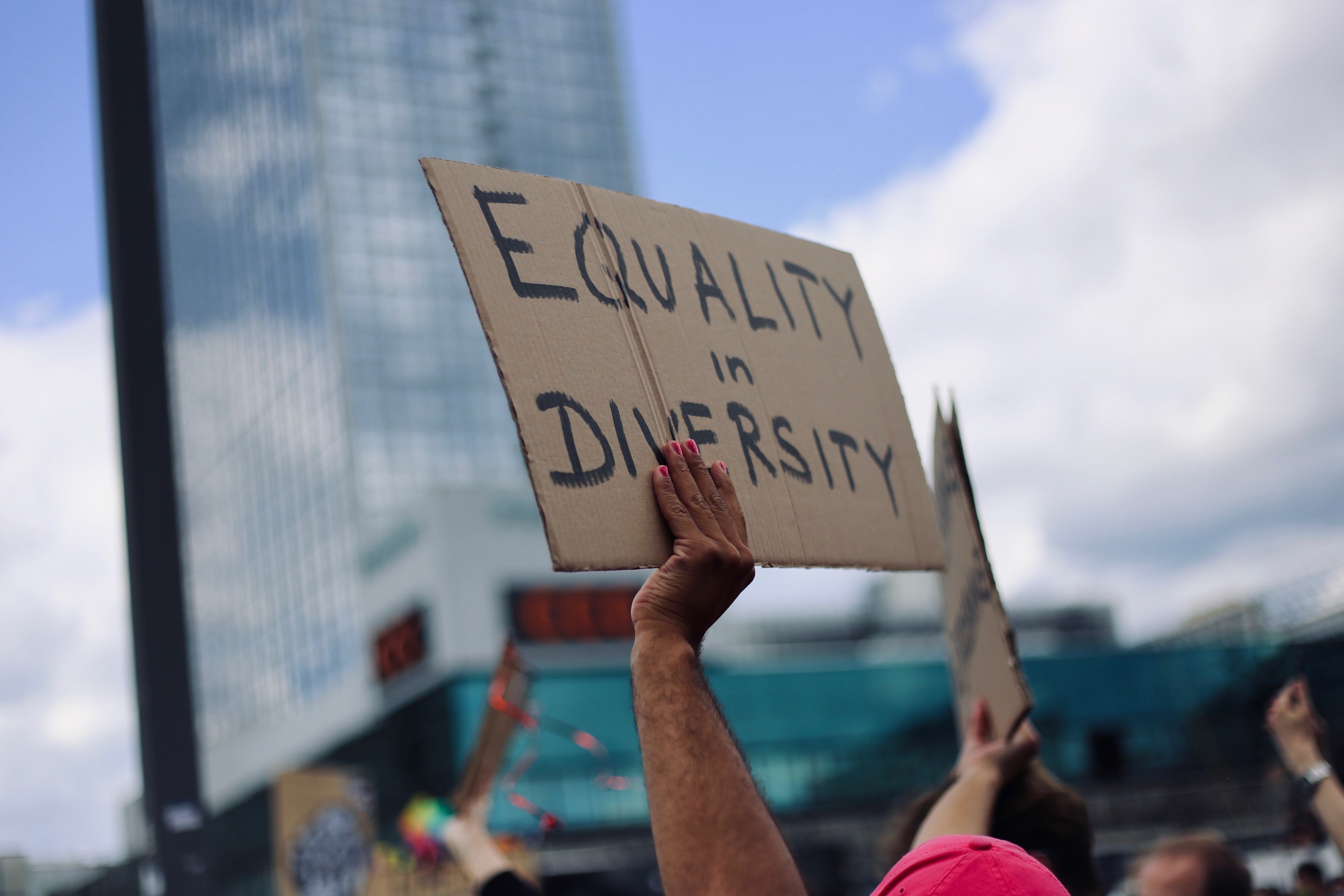 un cartello recita equality in diversity